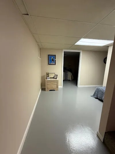 Basement floor with smooth, glossy epoxy coating, installed by In & Outdoor Solution in Anderson County, KY for a polished, durable surface.